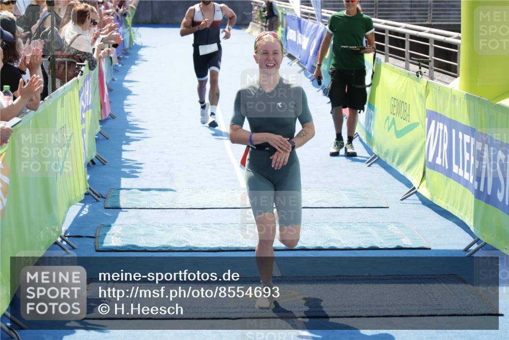 10.08.2025 - GEWOBA Citytriathlon Bremen H.Heesch http://msf.ph/oto/8554693 10.08.2025 14:11:01 Ziel 573, 784, 933 meine-sportfotos.de