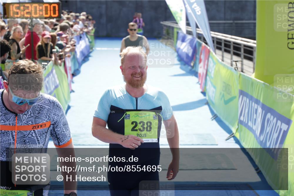 10.08.2025 - GEWOBA Citytriathlon Bremen H.Heesch http://msf.ph/oto/8554695 10.08.2025 15:20:04 Ziel 38, 88, 238, 445 meine-sportfotos.de