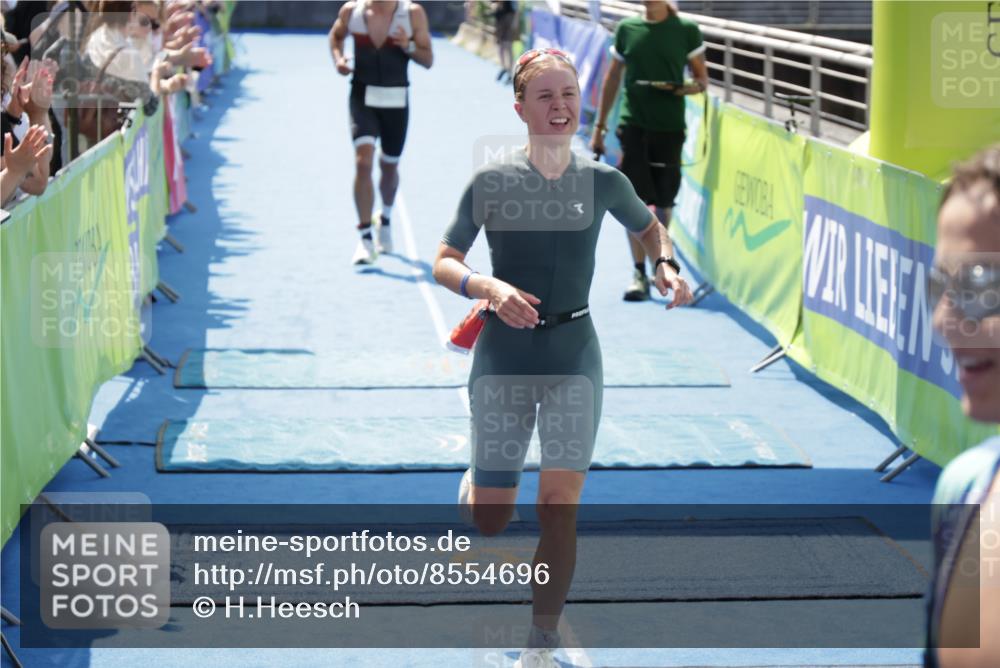 10.08.2025 - GEWOBA Citytriathlon Bremen H.Heesch http://msf.ph/oto/8554696 10.08.2025 14:11:01 Ziel 573, 784, 933 meine-sportfotos.de