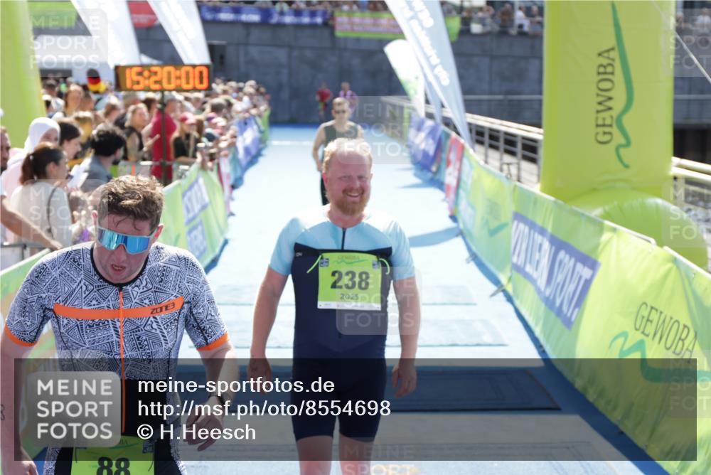 10.08.2025 - GEWOBA Citytriathlon Bremen H.Heesch http://msf.ph/oto/8554698 10.08.2025 15:20:04 Ziel 38, 88, 238, 445 meine-sportfotos.de