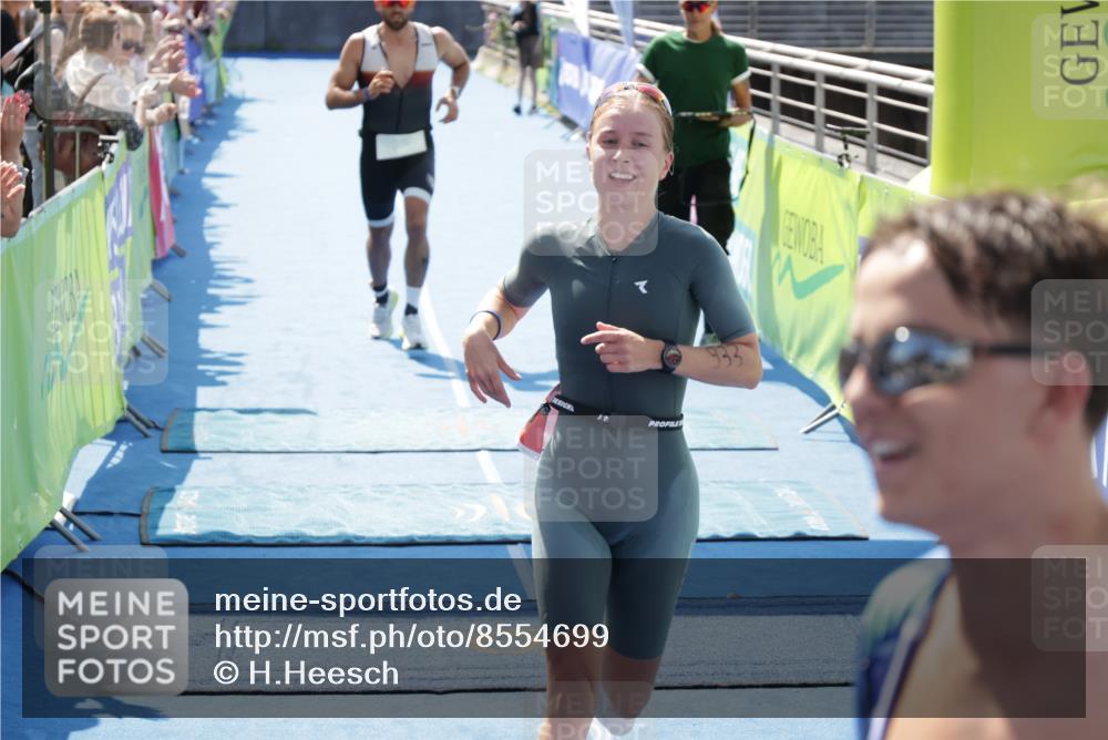 10.08.2025 - GEWOBA Citytriathlon Bremen H.Heesch http://msf.ph/oto/8554699 10.08.2025 14:11:02 Ziel 573, 784, 933 meine-sportfotos.de