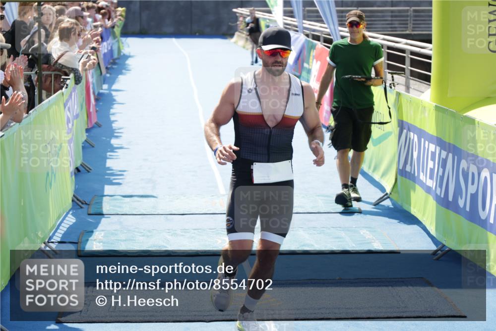10.08.2025 - GEWOBA Citytriathlon Bremen H.Heesch http://msf.ph/oto/8554702 10.08.2025 14:11:03 Ziel 573, 784, 933 meine-sportfotos.de