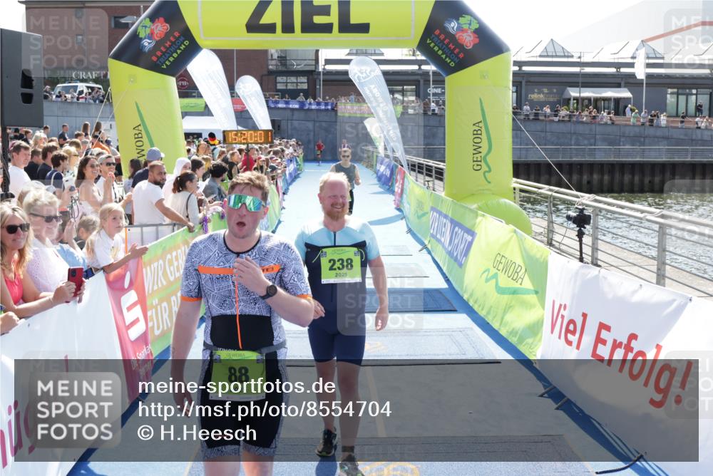 10.08.2025 - GEWOBA Citytriathlon Bremen H.Heesch http://msf.ph/oto/8554704 10.08.2025 15:20:05 Ziel 38, 81, 88, 238, 445 meine-sportfotos.de
