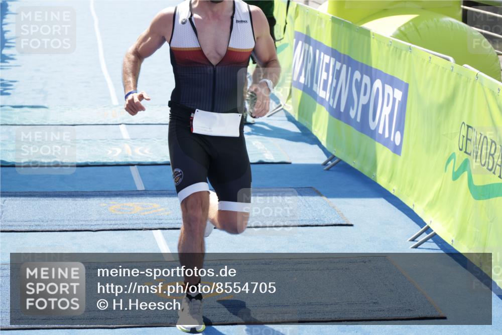 10.08.2025 - GEWOBA Citytriathlon Bremen H.Heesch http://msf.ph/oto/8554705 10.08.2025 14:11:04 Ziel 573, 784, 933 meine-sportfotos.de