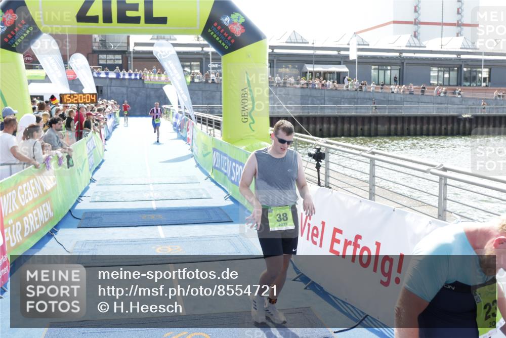 10.08.2025 - GEWOBA Citytriathlon Bremen H.Heesch http://msf.ph/oto/8554721 10.08.2025 15:20:08 Ziel 38, 81, 238, 445 meine-sportfotos.de