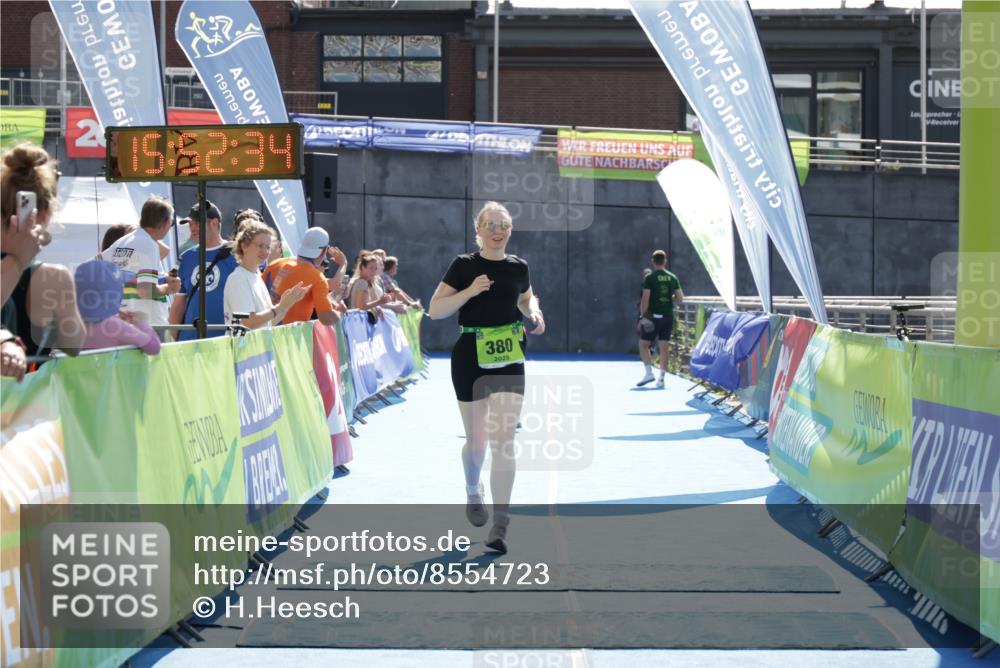 10.08.2025 - GEWOBA Citytriathlon Bremen H.Heesch http://msf.ph/oto/8554723 10.08.2025 15:52:38 Ziel 339, 380 meine-sportfotos.de