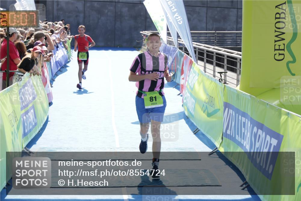 10.08.2025 - GEWOBA Citytriathlon Bremen H.Heesch http://msf.ph/oto/8554724 10.08.2025 15:20:11 Ziel 38, 81, 317 meine-sportfotos.de