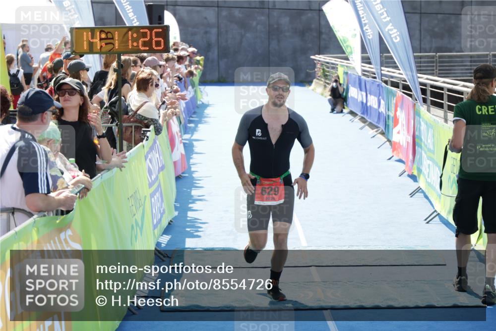 10.08.2025 - GEWOBA Citytriathlon Bremen H.Heesch http://msf.ph/oto/8554726 10.08.2025 14:11:29 Ziel 629 meine-sportfotos.de