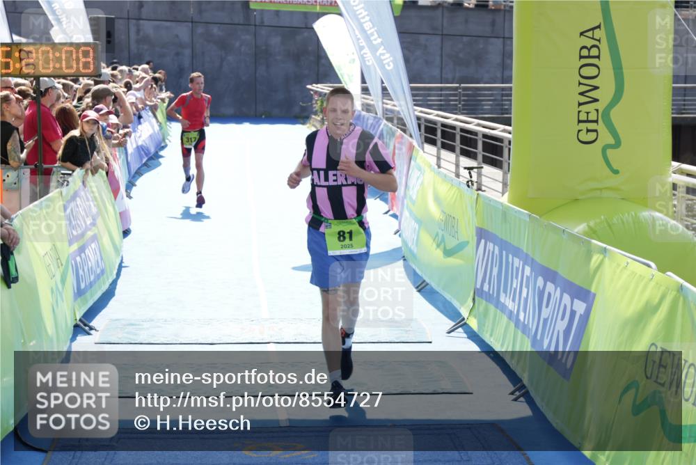 10.08.2025 - GEWOBA Citytriathlon Bremen H.Heesch http://msf.ph/oto/8554727 10.08.2025 15:20:12 Ziel 38, 81, 317 meine-sportfotos.de