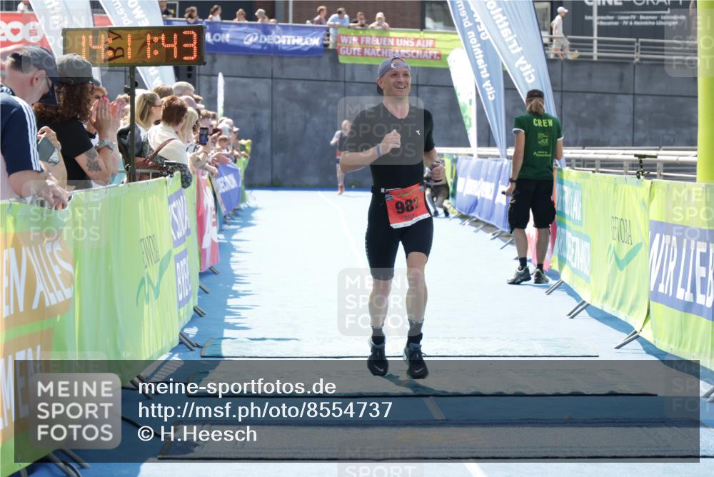10.08.2025 - GEWOBA Citytriathlon Bremen H.Heesch http://msf.ph/oto/8554737 10.08.2025 14:11:46 Ziel 982 meine-sportfotos.de