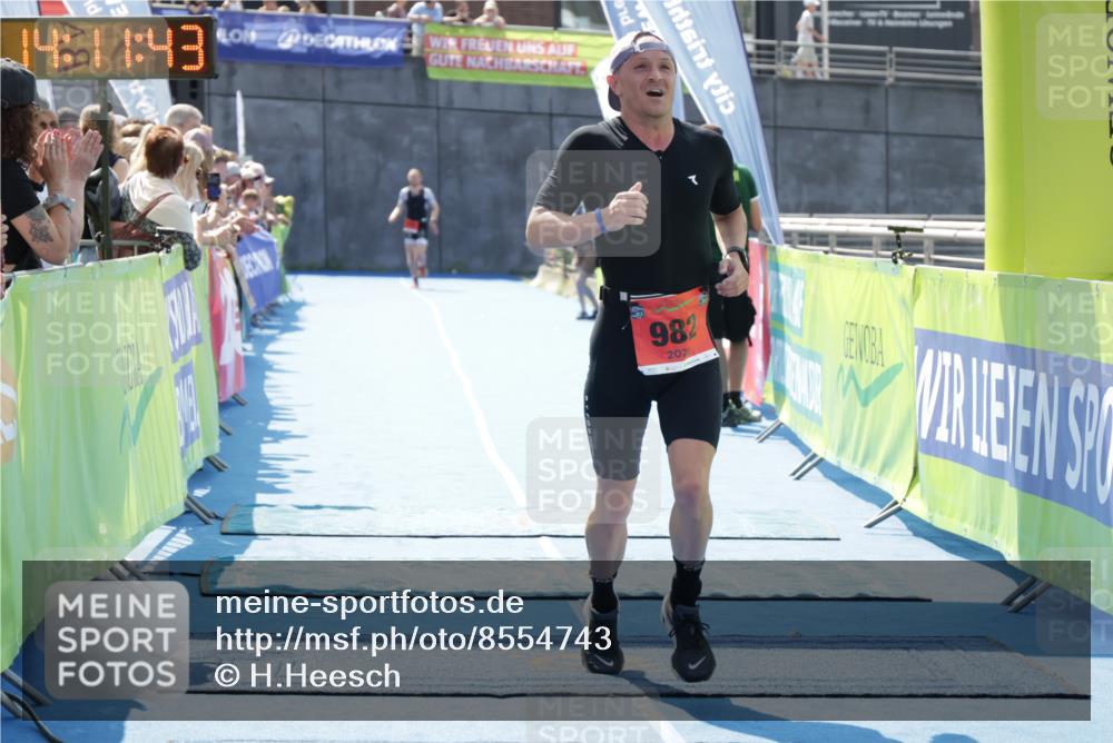 10.08.2025 - GEWOBA Citytriathlon Bremen H.Heesch http://msf.ph/oto/8554743 10.08.2025 14:11:47 Ziel 982 meine-sportfotos.de