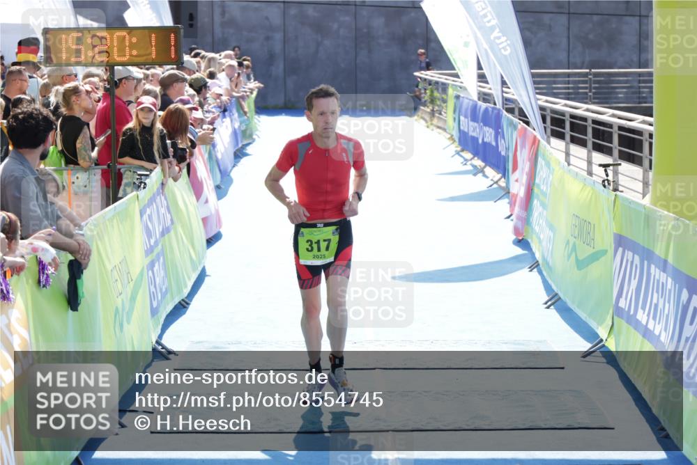 10.08.2025 - GEWOBA Citytriathlon Bremen H.Heesch http://msf.ph/oto/8554745 10.08.2025 15:20:15 Ziel 81, 317 meine-sportfotos.de