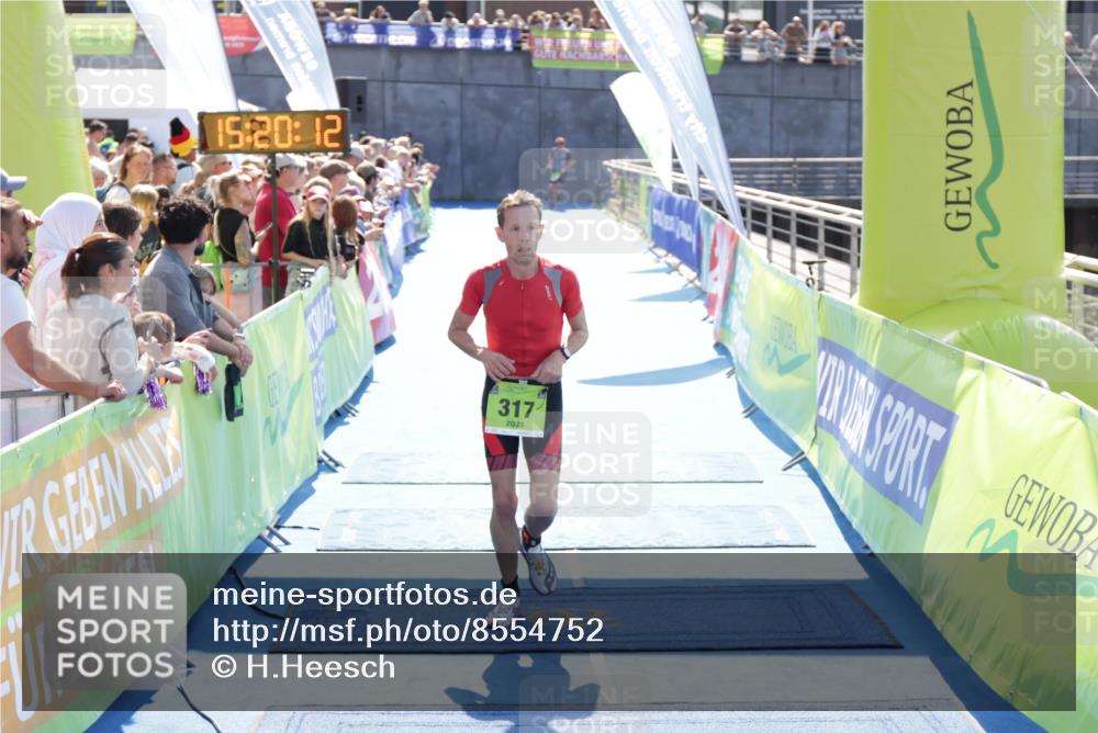 10.08.2025 - GEWOBA Citytriathlon Bremen H.Heesch http://msf.ph/oto/8554752 10.08.2025 15:20:16 Ziel 81, 317 meine-sportfotos.de
