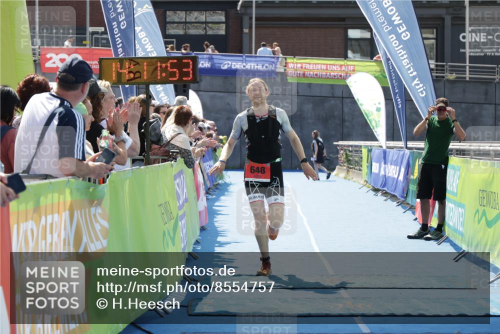 10.08.2025 - GEWOBA Citytriathlon Bremen H.Heesch http://msf.ph/oto/8554757 10.08.2025 14:11:57 Ziel 648 meine-sportfotos.de