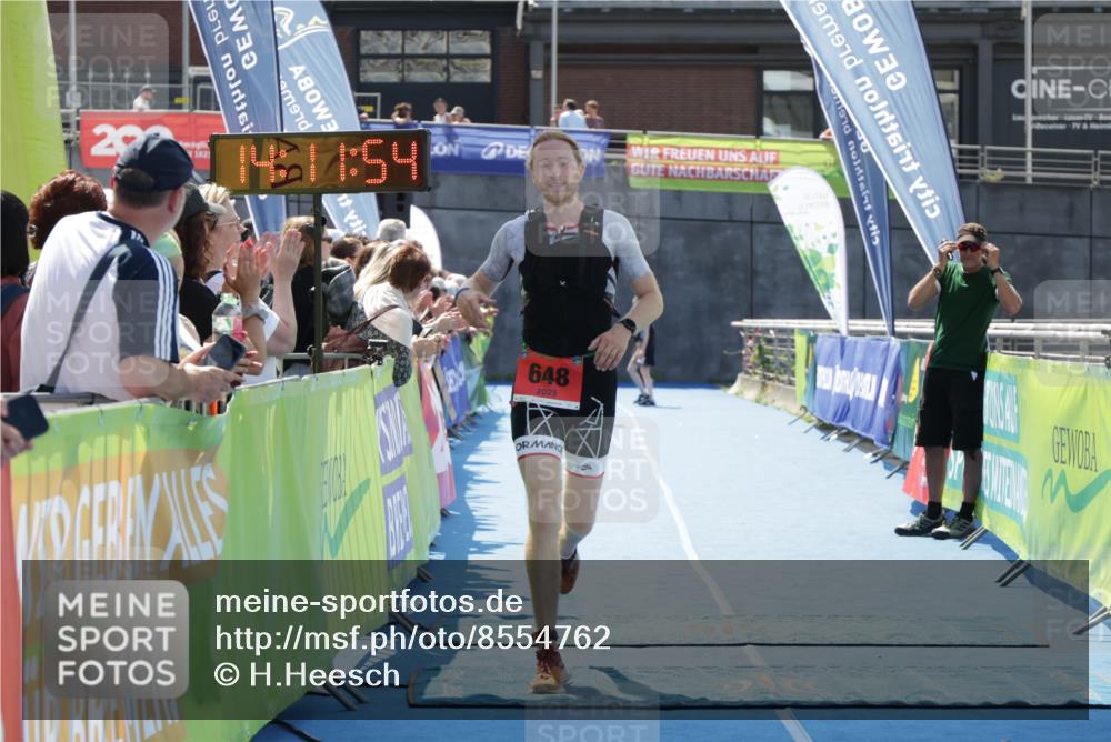 10.08.2025 - GEWOBA Citytriathlon Bremen H.Heesch http://msf.ph/oto/8554762 10.08.2025 14:11:57 Ziel 648 meine-sportfotos.de
