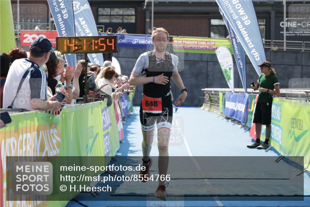 10.08.2025 - GEWOBA Citytriathlon Bremen H.Heesch http://msf.ph/oto/8554766 10.08.2025 14:11:58 Ziel 648 meine-sportfotos.de