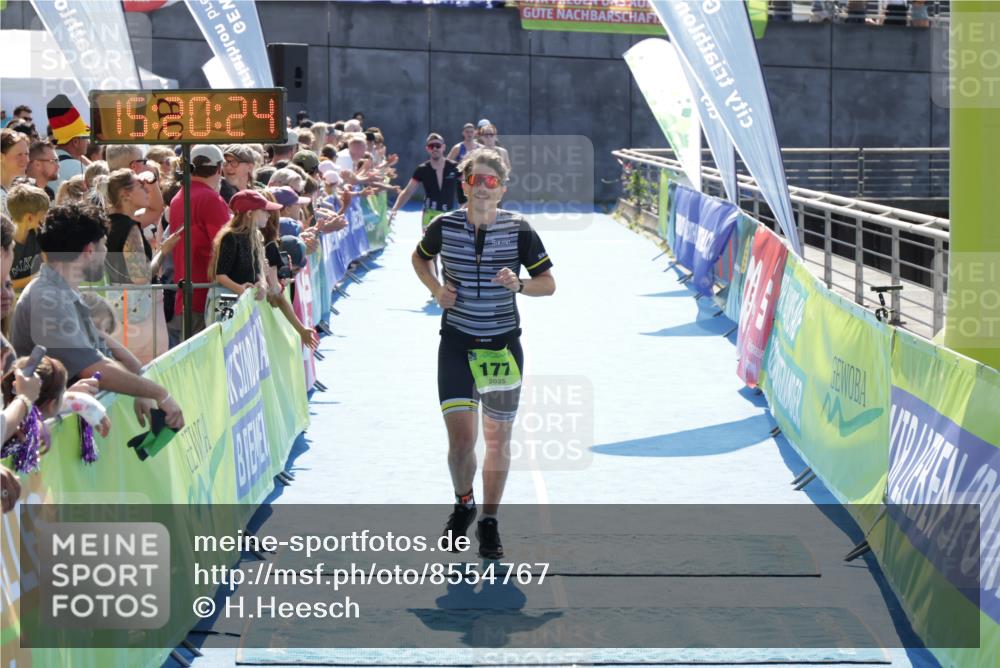 10.08.2025 - GEWOBA Citytriathlon Bremen H.Heesch http://msf.ph/oto/8554767 10.08.2025 15:20:28 Ziel 177 meine-sportfotos.de