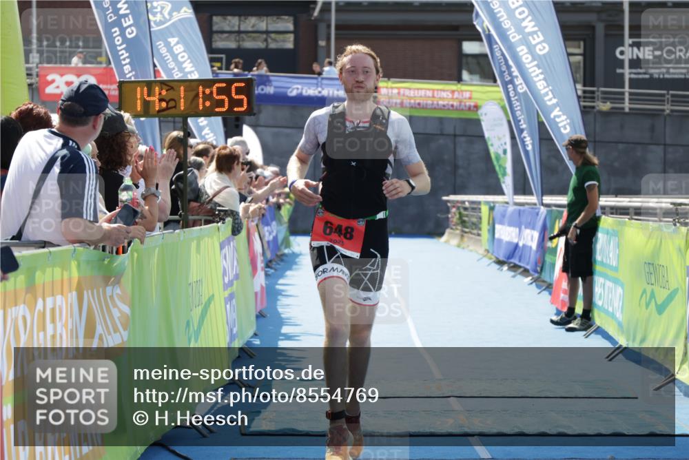 10.08.2025 - GEWOBA Citytriathlon Bremen H.Heesch http://msf.ph/oto/8554769 10.08.2025 14:11:58 Ziel 648 meine-sportfotos.de