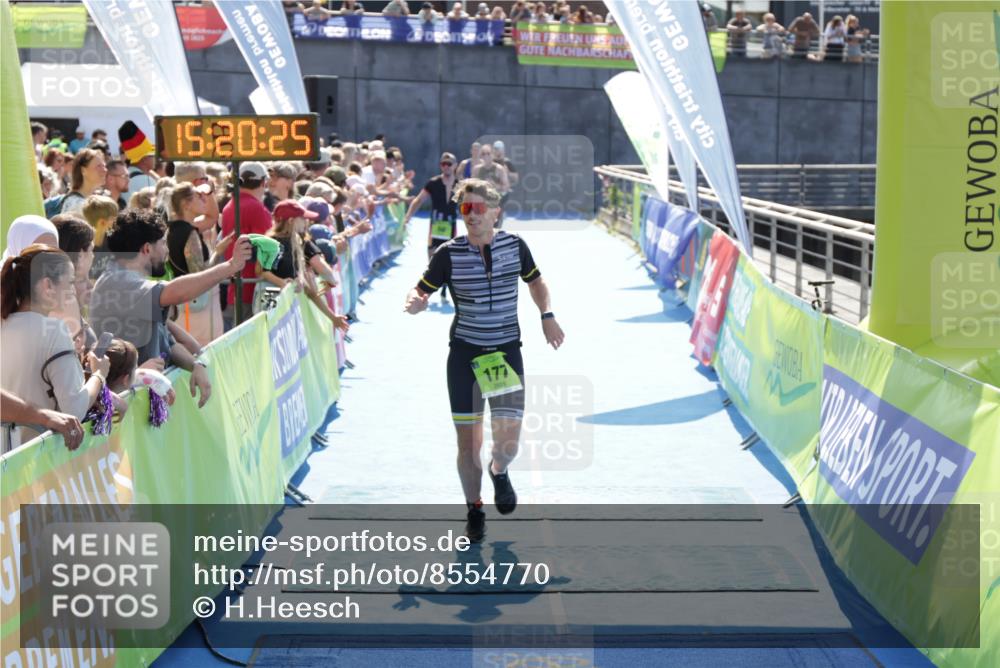 10.08.2025 - GEWOBA Citytriathlon Bremen H.Heesch http://msf.ph/oto/8554770 10.08.2025 15:20:29 Ziel 50, 177 meine-sportfotos.de
