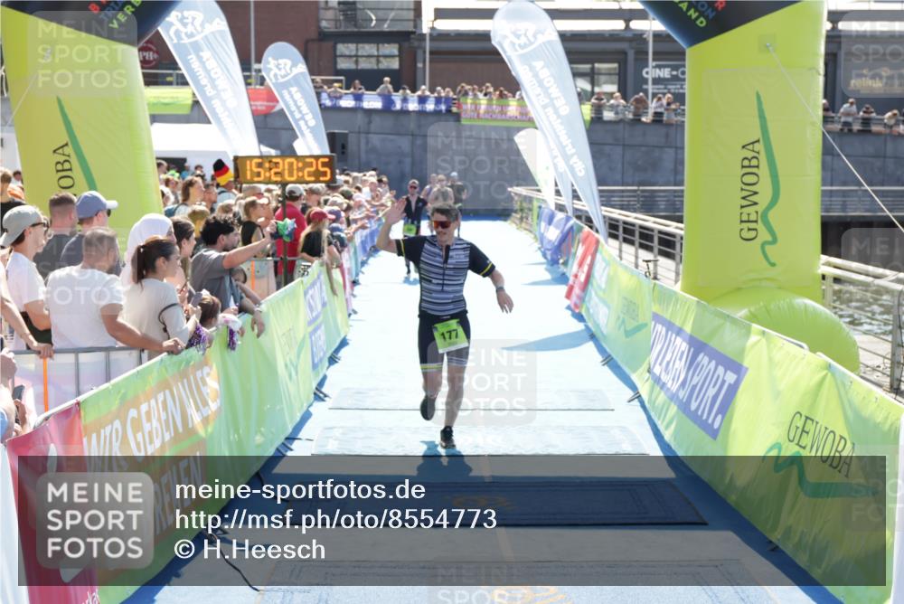 10.08.2025 - GEWOBA Citytriathlon Bremen H.Heesch http://msf.ph/oto/8554773 10.08.2025 15:20:29 Ziel 50, 177 meine-sportfotos.de