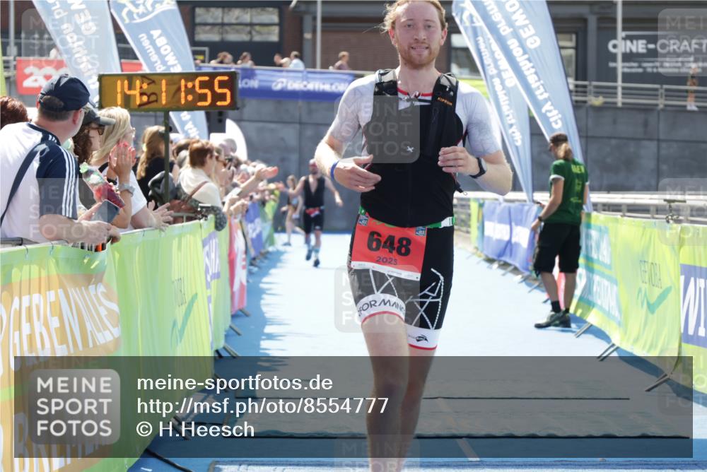 10.08.2025 - GEWOBA Citytriathlon Bremen H.Heesch http://msf.ph/oto/8554777 10.08.2025 14:11:59 Ziel 648 meine-sportfotos.de