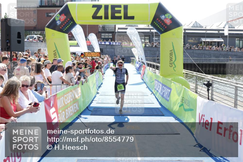 10.08.2025 - GEWOBA Citytriathlon Bremen H.Heesch http://msf.ph/oto/8554779 10.08.2025 15:20:30 Ziel 50, 76, 177 meine-sportfotos.de