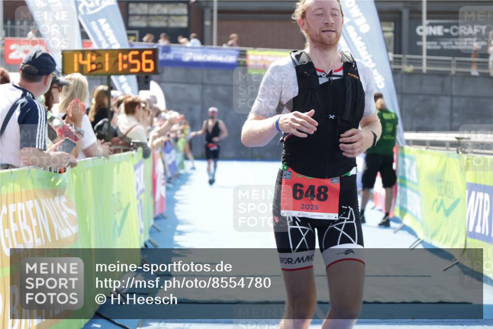 10.08.2025 - GEWOBA Citytriathlon Bremen H.Heesch http://msf.ph/oto/8554780 10.08.2025 14:11:59 Ziel 648 meine-sportfotos.de