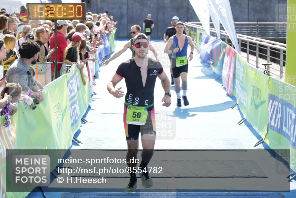 10.08.2025 - GEWOBA Citytriathlon Bremen H.Heesch http://msf.ph/oto/8554782 10.08.2025 15:20:34 Ziel 20, 47, 50, 76, 177 meine-sportfotos.de