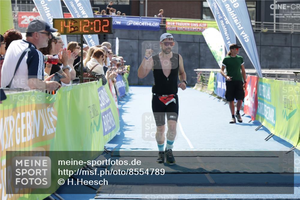 10.08.2025 - GEWOBA Citytriathlon Bremen H.Heesch http://msf.ph/oto/8554789 10.08.2025 14:12:06 Ziel 806 meine-sportfotos.de