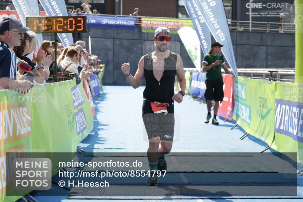 10.08.2025 - GEWOBA Citytriathlon Bremen H.Heesch http://msf.ph/oto/8554797 10.08.2025 14:12:07 Ziel 806 meine-sportfotos.de