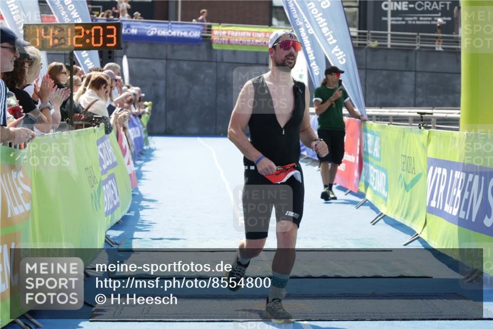 10.08.2025 - GEWOBA Citytriathlon Bremen H.Heesch http://msf.ph/oto/8554800 10.08.2025 14:12:07 Ziel 806 meine-sportfotos.de