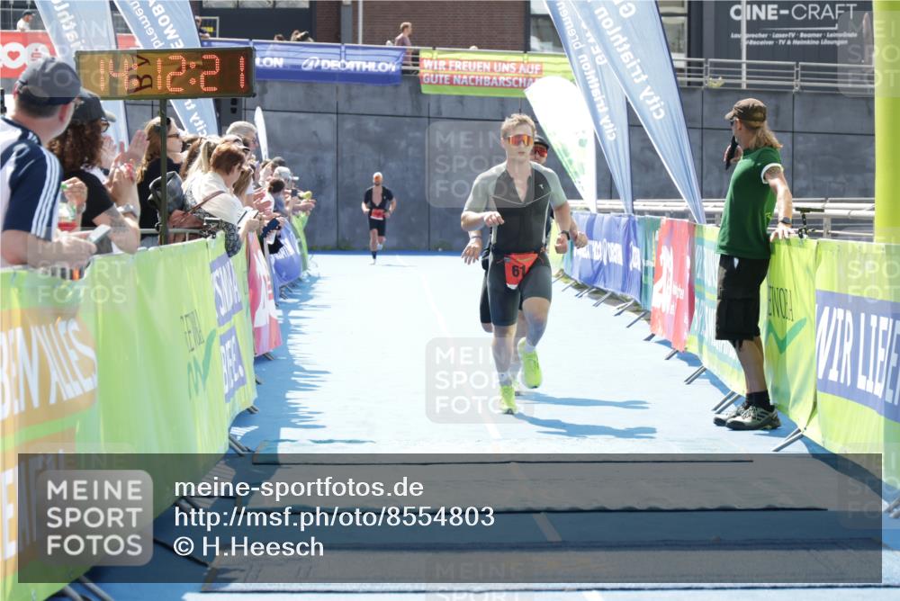 10.08.2025 - GEWOBA Citytriathlon Bremen H.Heesch http://msf.ph/oto/8554803 10.08.2025 14:12:25 Ziel 611, 745 meine-sportfotos.de