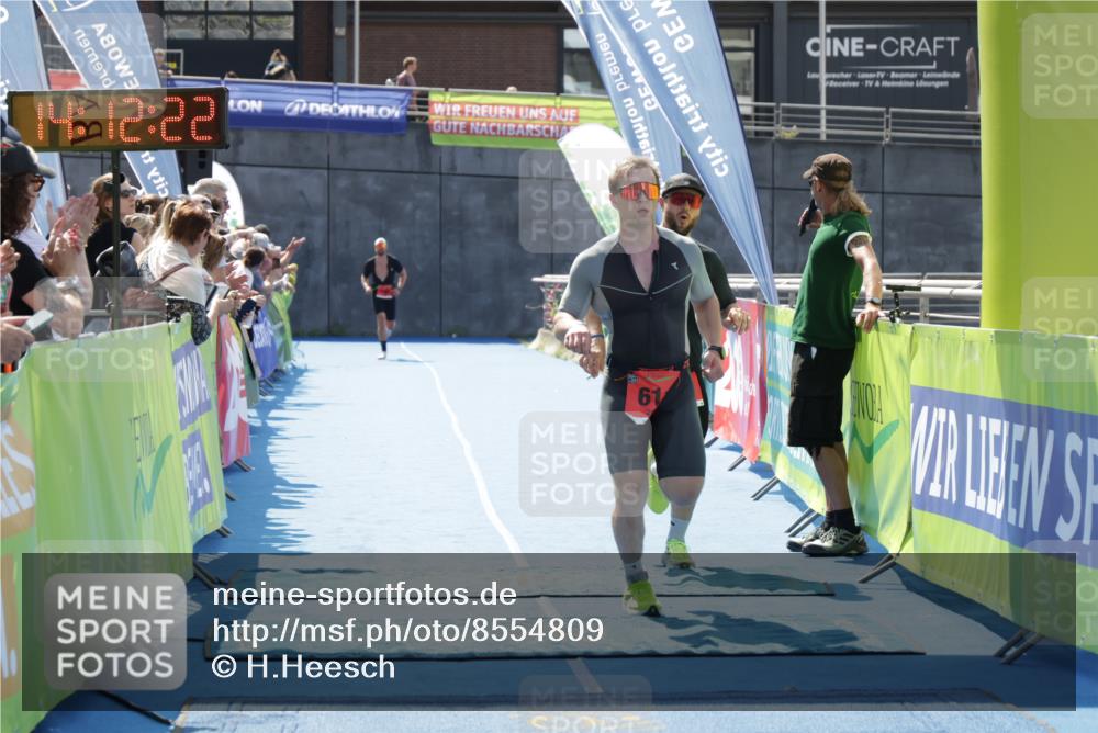 10.08.2025 - GEWOBA Citytriathlon Bremen H.Heesch http://msf.ph/oto/8554809 10.08.2025 14:12:25 Ziel 611, 745 meine-sportfotos.de