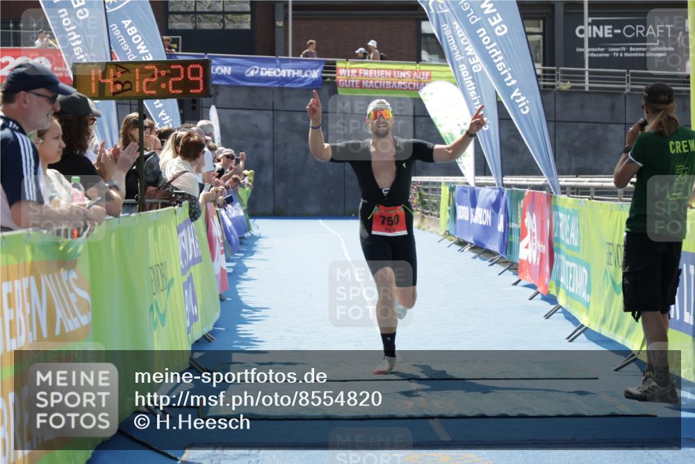 10.08.2025 - GEWOBA Citytriathlon Bremen H.Heesch http://msf.ph/oto/8554820 10.08.2025 14:12:33 Ziel 611, 745, 750 meine-sportfotos.de