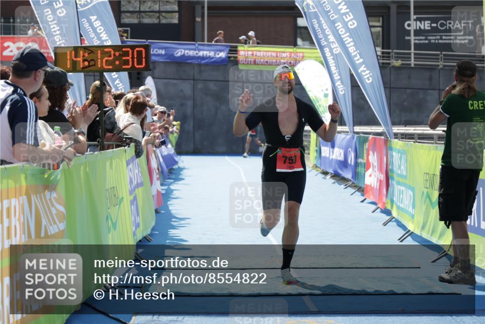 10.08.2025 - GEWOBA Citytriathlon Bremen H.Heesch http://msf.ph/oto/8554822 10.08.2025 14:12:33 Ziel 611, 745, 750 meine-sportfotos.de