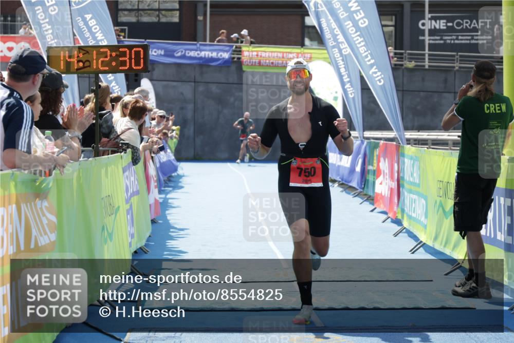 10.08.2025 - GEWOBA Citytriathlon Bremen H.Heesch http://msf.ph/oto/8554825 10.08.2025 14:12:34 Ziel 750 meine-sportfotos.de