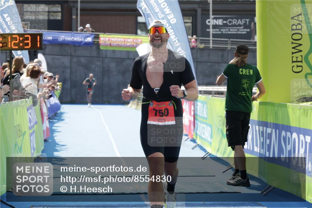 10.08.2025 - GEWOBA Citytriathlon Bremen H.Heesch http://msf.ph/oto/8554830 10.08.2025 14:12:34 Ziel 750 meine-sportfotos.de