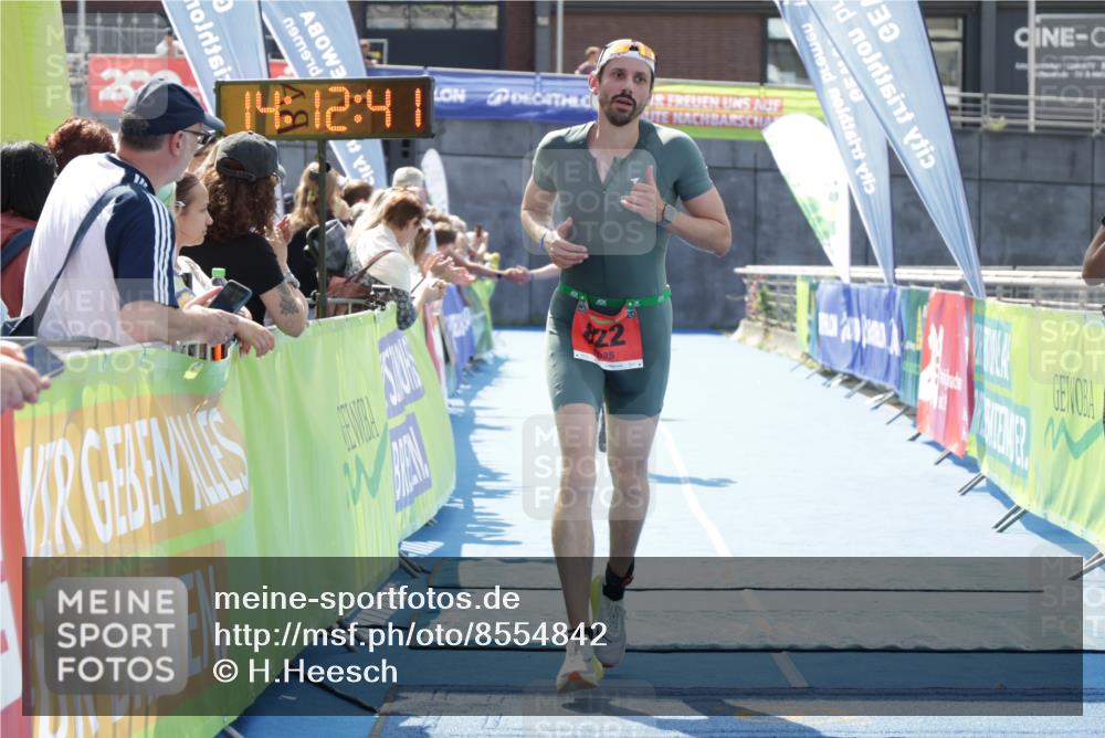 10.08.2025 - GEWOBA Citytriathlon Bremen H.Heesch http://msf.ph/oto/8554842 10.08.2025 14:12:45 Ziel 675, 822 meine-sportfotos.de