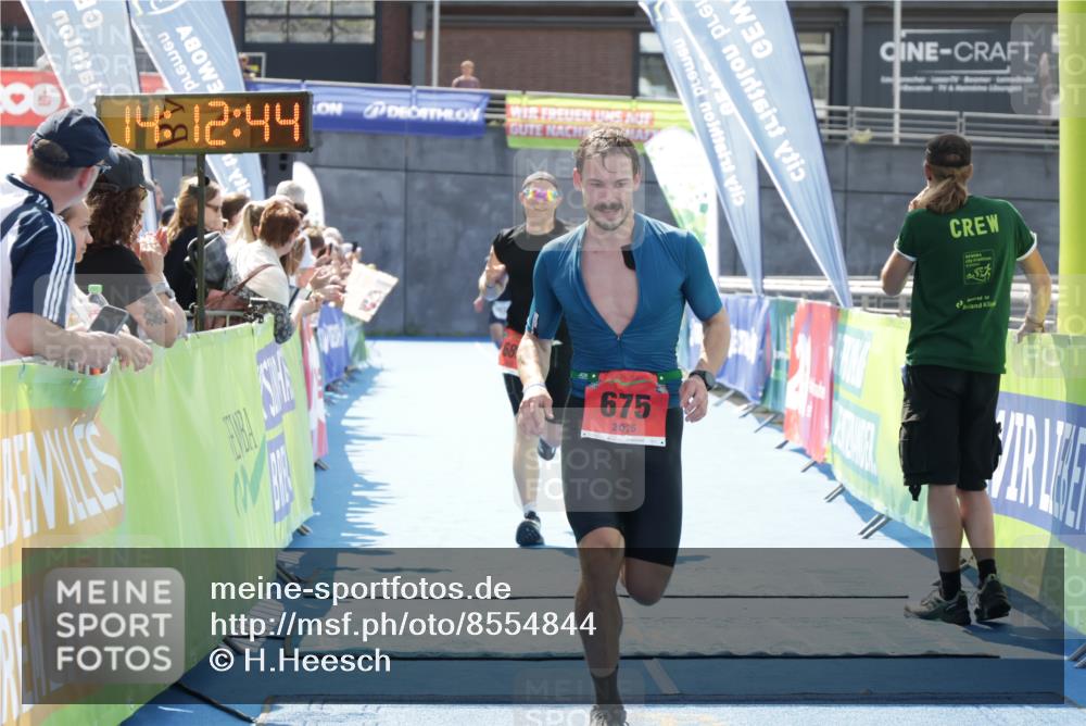 10.08.2025 - GEWOBA Citytriathlon Bremen H.Heesch http://msf.ph/oto/8554844 10.08.2025 14:12:48 Ziel 675, 685, 822 meine-sportfotos.de