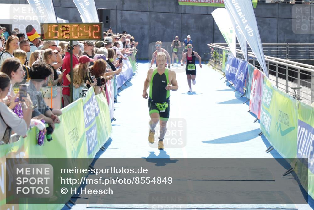 10.08.2025 - GEWOBA Citytriathlon Bremen H.Heesch http://msf.ph/oto/8554849 10.08.2025 15:20:46 Ziel 30, 69, 314, 353, 423 meine-sportfotos.de