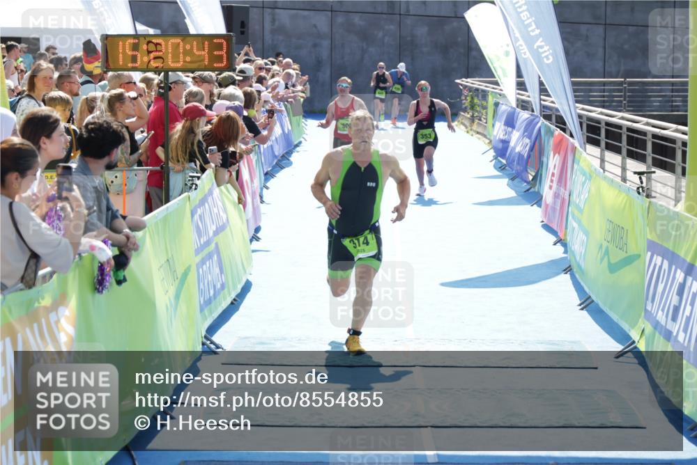 10.08.2025 - GEWOBA Citytriathlon Bremen H.Heesch http://msf.ph/oto/8554855 10.08.2025 15:20:47 Ziel 30, 69, 314, 353, 423 meine-sportfotos.de