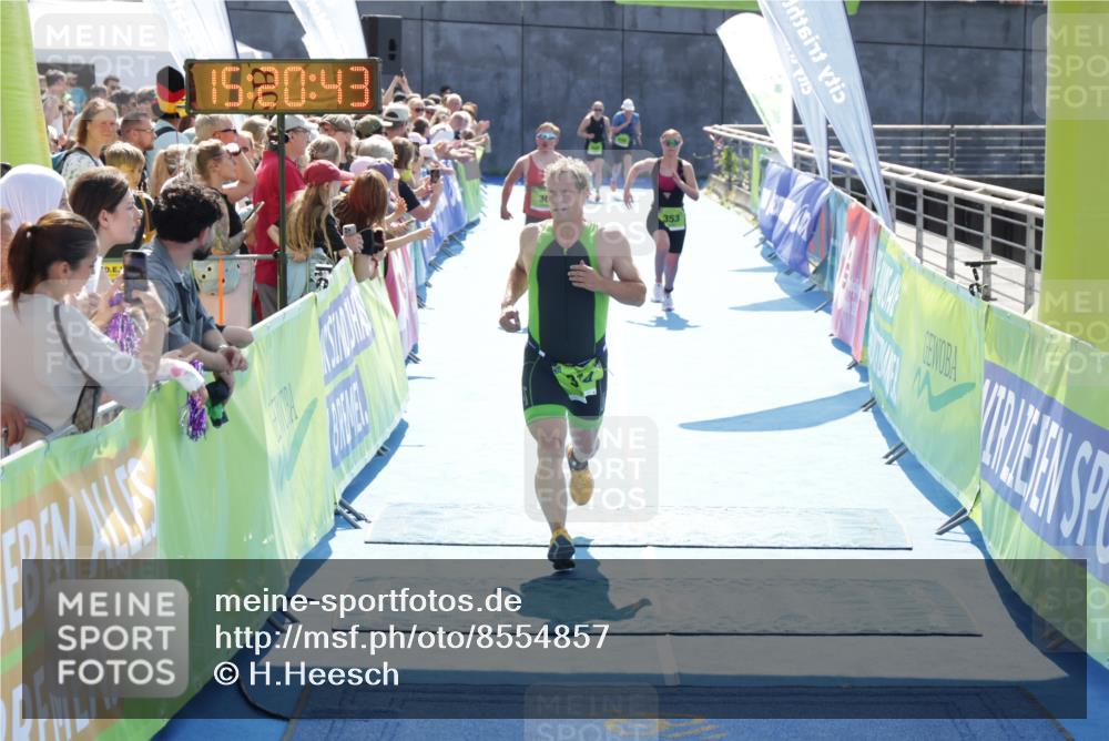 10.08.2025 - GEWOBA Citytriathlon Bremen H.Heesch http://msf.ph/oto/8554857 10.08.2025 15:20:47 Ziel 30, 69, 314, 353, 423 meine-sportfotos.de