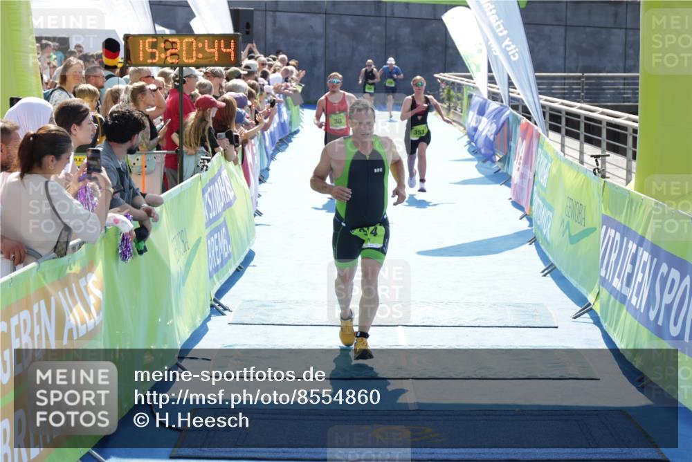 10.08.2025 - GEWOBA Citytriathlon Bremen H.Heesch http://msf.ph/oto/8554860 10.08.2025 15:20:48 Ziel 30, 69, 314, 353, 423 meine-sportfotos.de