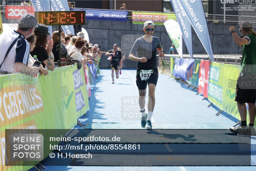 10.08.2025 - GEWOBA Citytriathlon Bremen H.Heesch http://msf.ph/oto/8554861 10.08.2025 14:12:55 Ziel 675, 685, 840, 1037 meine-sportfotos.de