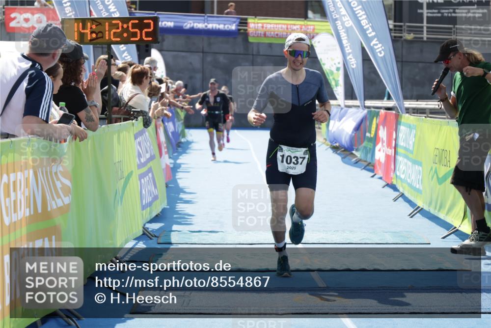 10.08.2025 - GEWOBA Citytriathlon Bremen H.Heesch http://msf.ph/oto/8554867 10.08.2025 14:12:55 Ziel 675, 685, 840, 1037 meine-sportfotos.de