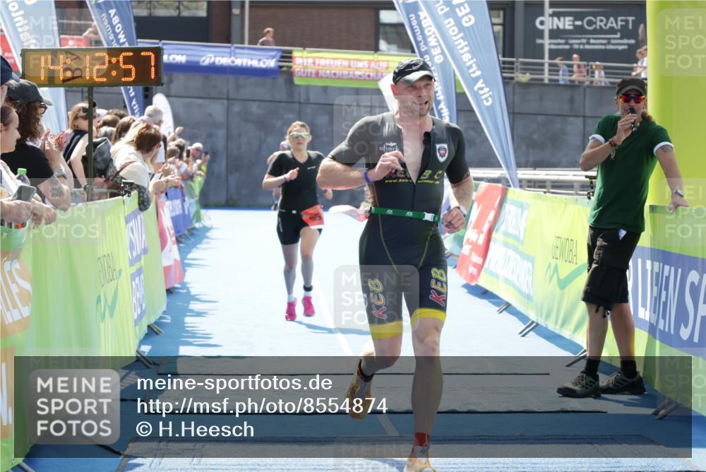 10.08.2025 - GEWOBA Citytriathlon Bremen H.Heesch http://msf.ph/oto/8554874 10.08.2025 14:13:01 Ziel 840, 950, 1037 meine-sportfotos.de