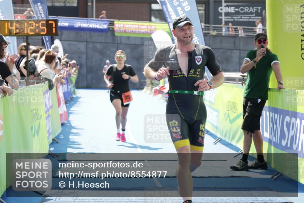 10.08.2025 - GEWOBA Citytriathlon Bremen H.Heesch http://msf.ph/oto/8554877 10.08.2025 14:13:01 Ziel 840, 950, 1037 meine-sportfotos.de