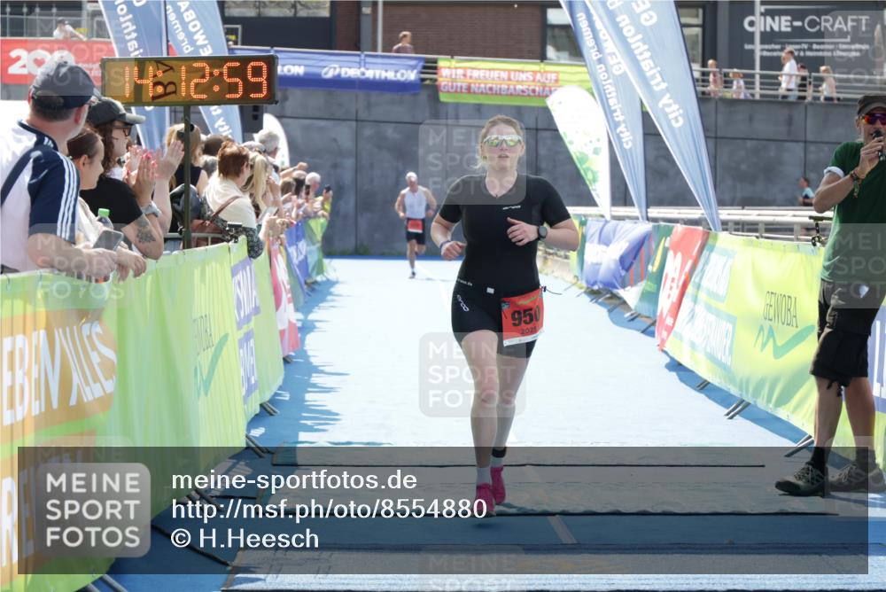 10.08.2025 - GEWOBA Citytriathlon Bremen H.Heesch http://msf.ph/oto/8554880 10.08.2025 14:13:02 Ziel 840, 950, 1037 meine-sportfotos.de