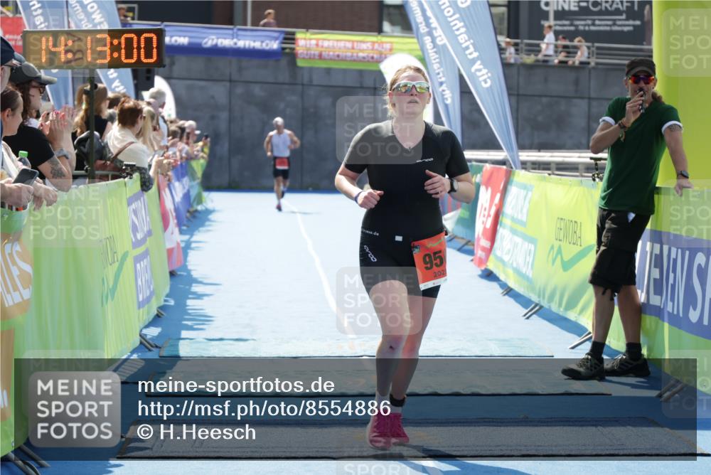 10.08.2025 - GEWOBA Citytriathlon Bremen H.Heesch http://msf.ph/oto/8554886 10.08.2025 14:13:03 Ziel 840, 950 meine-sportfotos.de
