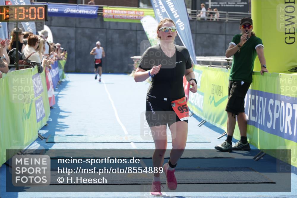 10.08.2025 - GEWOBA Citytriathlon Bremen H.Heesch http://msf.ph/oto/8554889 10.08.2025 14:13:03 Ziel 840, 950 meine-sportfotos.de